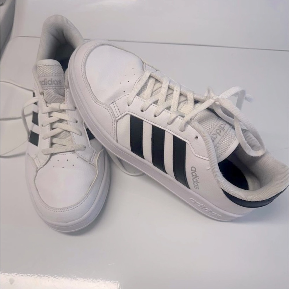 Adidas black stripe tennis shoes women’s 8